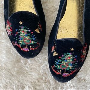 Vintage Beacon USA Christmas Tree & Gifts Embroidered Black Velvet Loafer Flats
